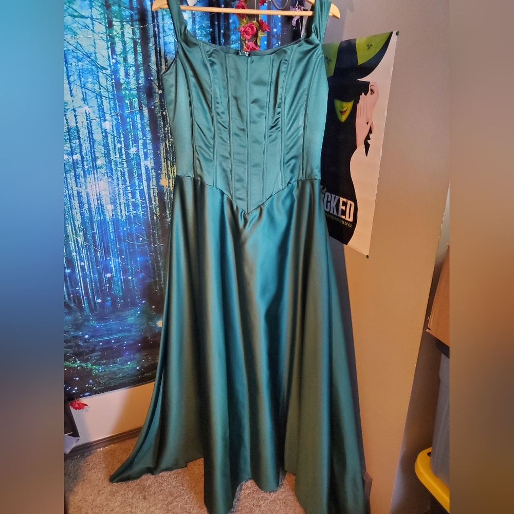 NWOT Gorgeous Emeral Green Ballgown With Corset Top And Off Shoulder Straps